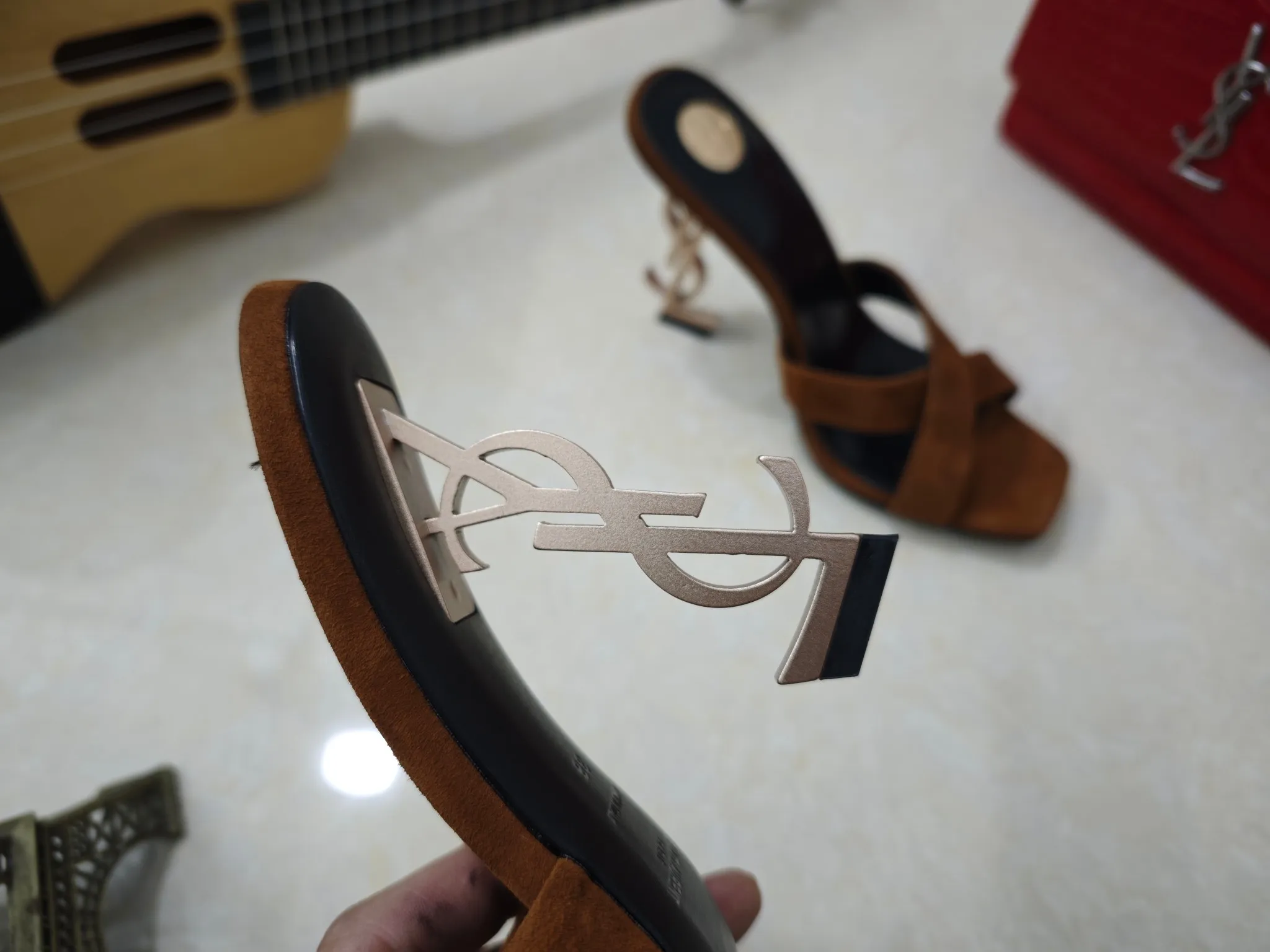 👟👟Ex-factory price 540👟👟【Saint Laurent】Yves Saint Laurent, high-heeled YSL high heels💃2025 early spring counter synchronizes the latest styles, YSL, decoration👠 Classic and high-quality glamorous masterpieces, the hottest autumn and winter series in the counter, with temperament, fashion, classic and attractive design style 😌The effect on the feet is particularly beautiful〰️, the materials are imported from Italy 🇮🇹 calf, imported black sheepskin, lining, and foot pads; sheepskin, stiletto high heels, size 35-41 (34.41.42 must be customized, non-refundable) outsole; imported genuine leather outsole, with full counter packaging